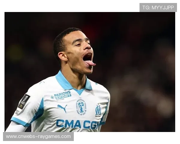 格林伍德点球破门瞬间，马赛球迷欢呼如潮